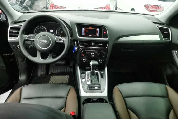 Used Audi Q5 2017 Plus 40 TFSI Technology Model Center Console