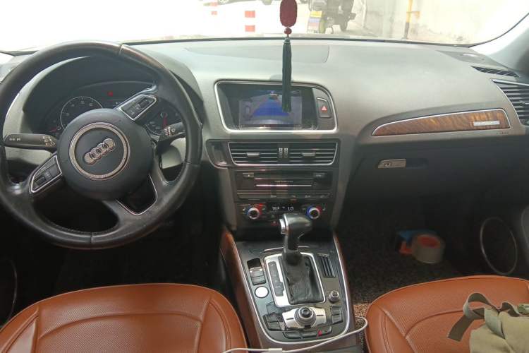 Used Audi Q5 2017 40 TFSI Comfort Model Center Console