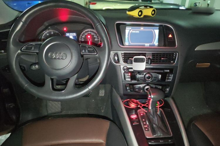 Used Audi Q5 2017 Plus 40 TFSI Ambition Model Center Console