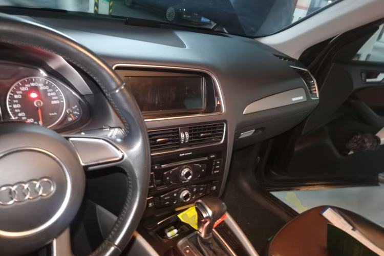 Used Audi Q5 2017 Plus 40 TFSI Ambition Model Center Console