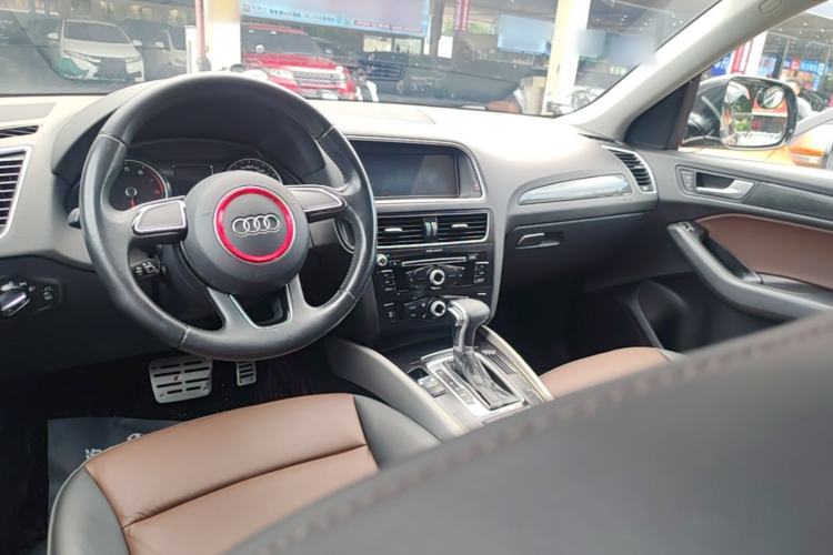 Used Audi Q5 2017 40 TFSI Ambition Edition Center Console