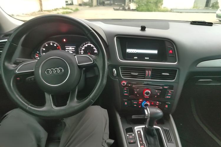 Used Audi Q5 2017 40 TFSI Ambition Edition Center Console