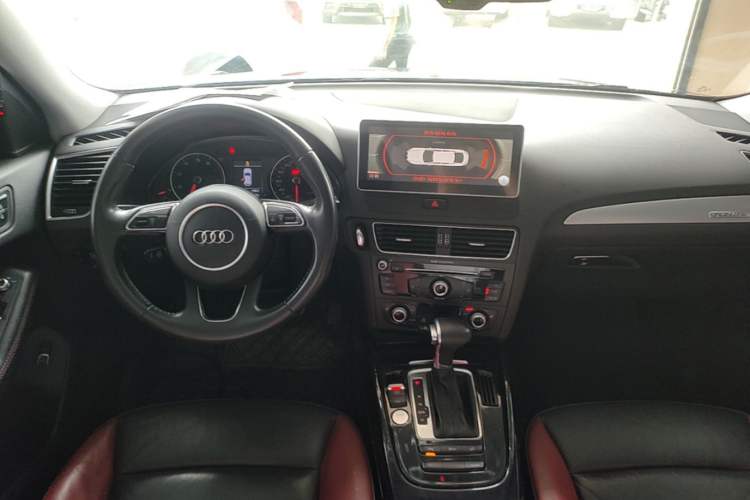 Used Audi Q5 2017 Plus 40 TFSI Technology Model Center Console