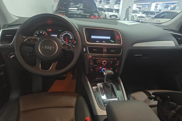 Used Audi Q5 2017 40 TFSI Ambition Edition Center Console