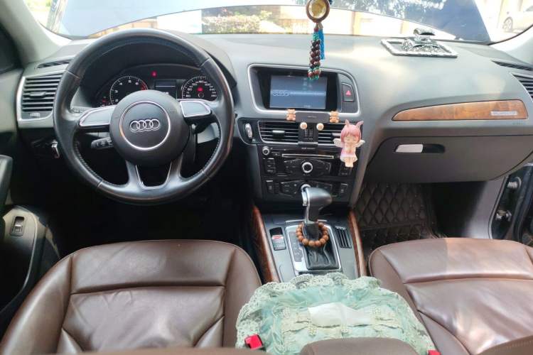 Used Audi Q5 2017 40 TFSI Ambition Edition Center Console