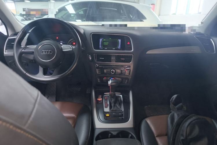 Used Audi Q5 2017 Plus 40 TFSI Ambition Model Center Console