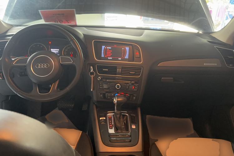 Used Audi Q5 2017 40 TFSI Ambition Edition Center Console