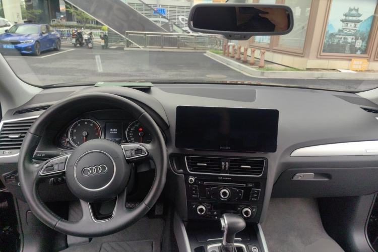 Used Audi Q5 2017 Plus 40 TFSI Technology Model Center Console