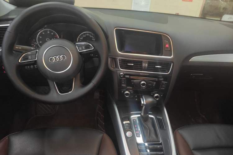 Used Audi Q5 2017 Plus 40 TFSI Comfort Model Center Console