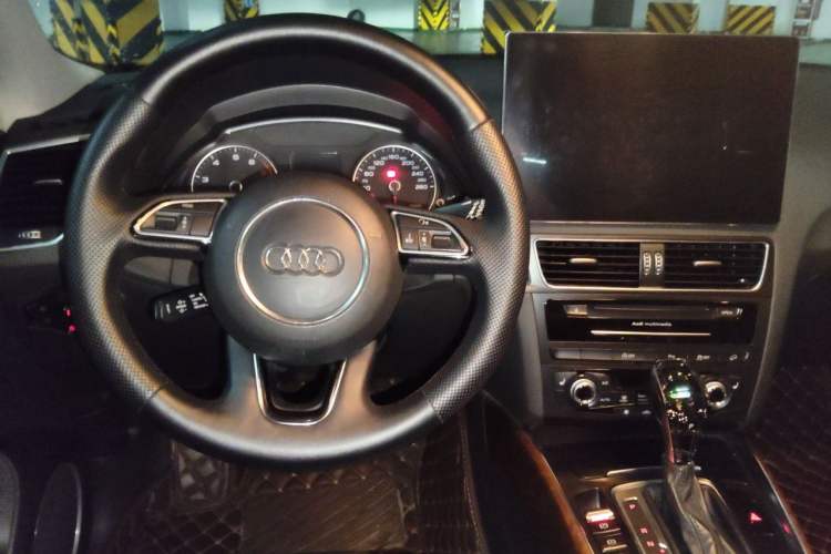 Used Audi Q5 2017 40 TFSI Comfort Model Center Console