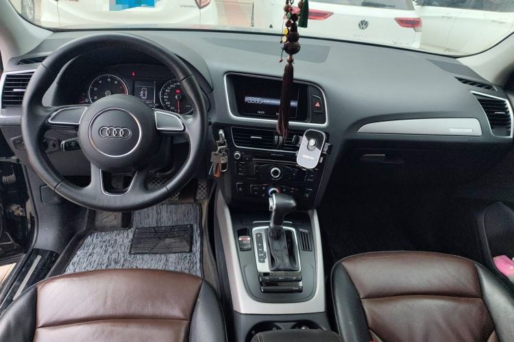 Used Audi Q5 2017 Plus 40 TFSI Ambition Model Center Console