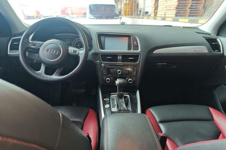 Used Audi Q5 2017 Plus 40 TFSI Technology Model Center Console