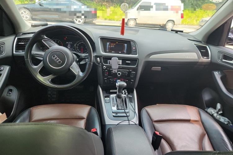 Used Audi Q5 2017 Plus 40 TFSI Ambition Model Center Console