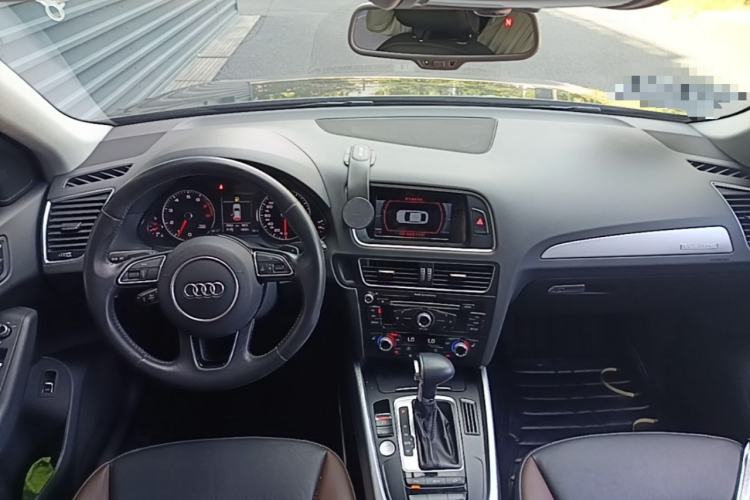Used Audi Q5 2017 40 TFSI Technology Edition Center Console