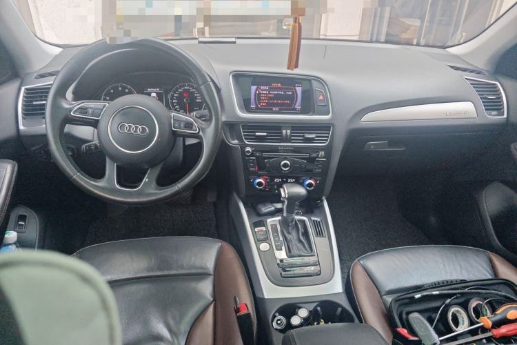 Used Audi Q5 2017 Plus 40 TFSI Technology Model Center Console