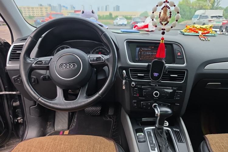 Used Audi Q5 2017 Plus 40 TFSI Ambition Model Center Console