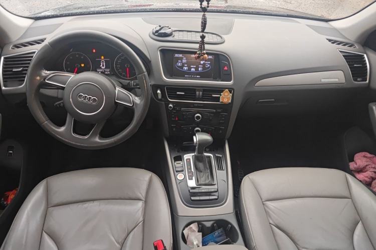 Used Audi Q5 2017 40 TFSI Ambition Edition Center Console