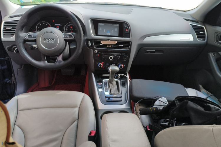 Used Audi Q5 2017 40 TFSI Technology Edition Center Console