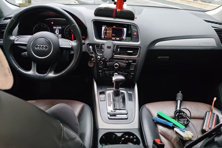 Used Audi Q5 2017 Plus 40 TFSI Ambition Model Center Console