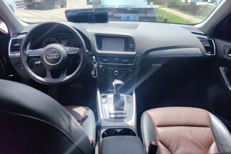Used Audi Q5 2017 Plus 40 TFSI Ambition Model Center Console