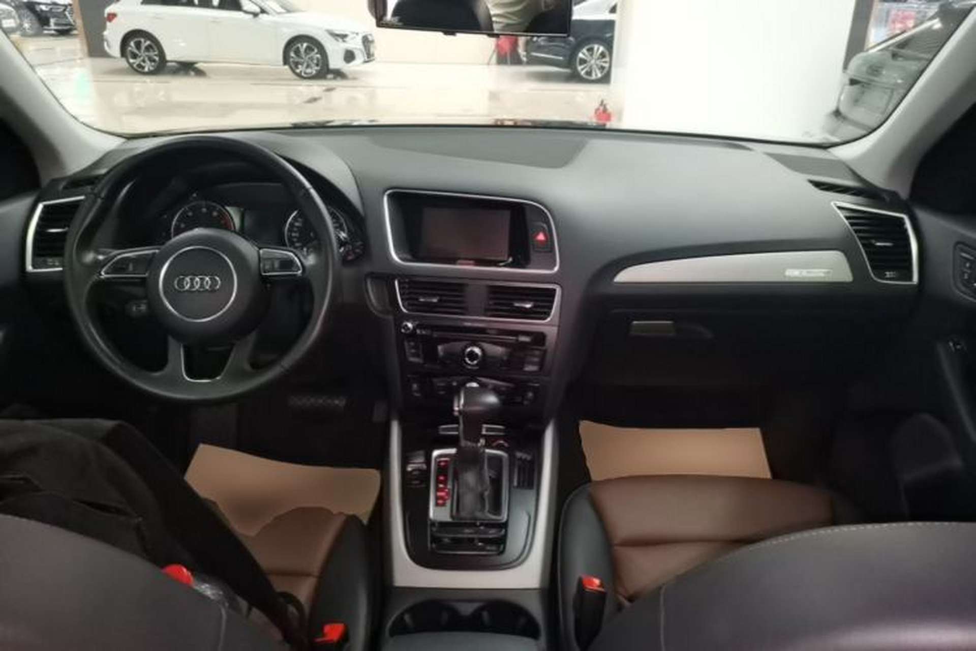 Used Audi Q5 2017 40 TFSI Ambition Edition Center Console