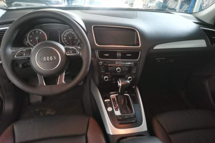 Used Audi Q5 2017 40 TFSI Technology Edition Center Console