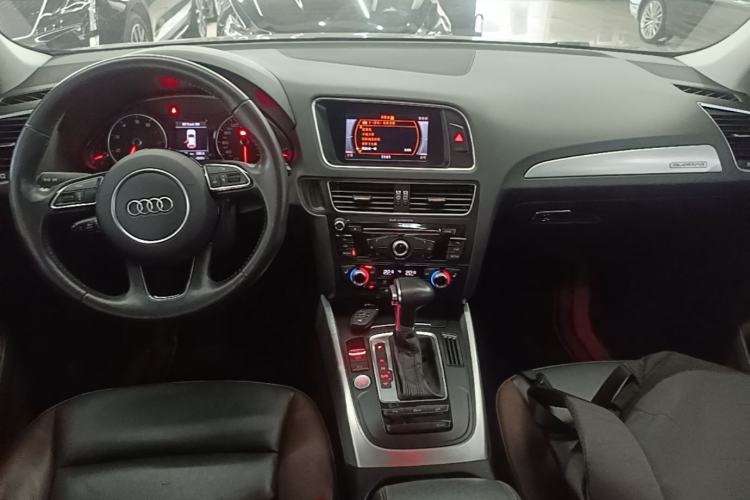 Used Audi Q5 2017 Plus 40 TFSI Technology Model Center Console
