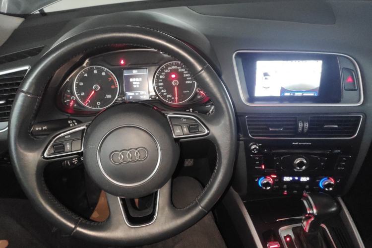 Used Audi Q5 2017 Plus 40 TFSI Technology Model Center Console