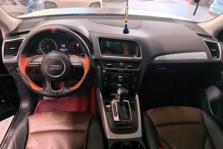 Used Audi Q5 2017 Plus 40 TFSI Ambition Model Center Console