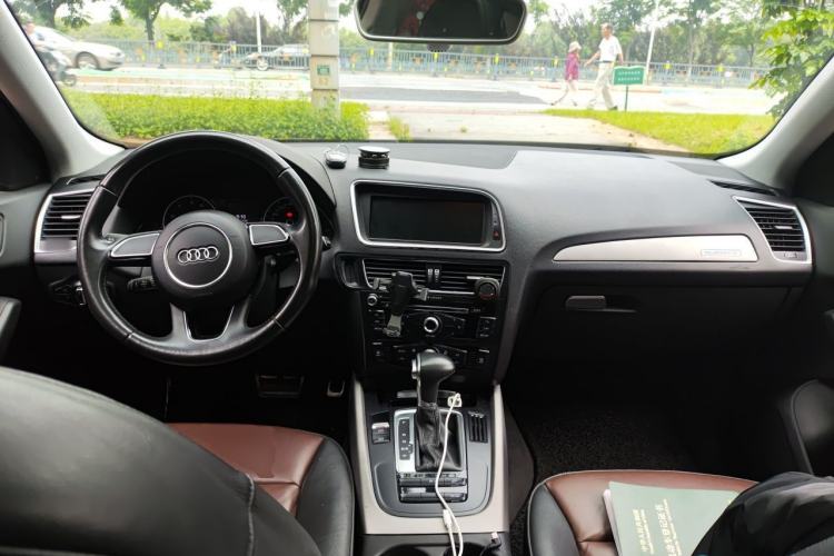 Used Audi Q5 2017 40 TFSI Ambition Edition Center Console