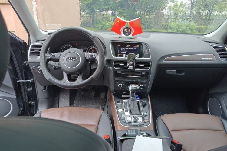 Used Audi Q5 2017 40 TFSI Comfort Model Center Console