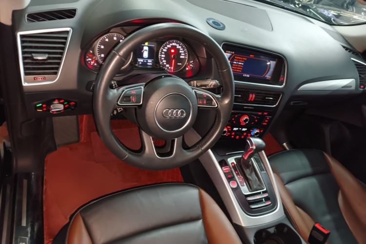 Used Audi Q5 2017 Plus 40 TFSI Technology Model Center Console