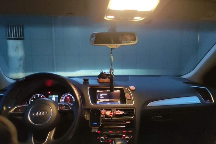 Used Audi Q5 2017 40 TFSI Comfort Model Center Console