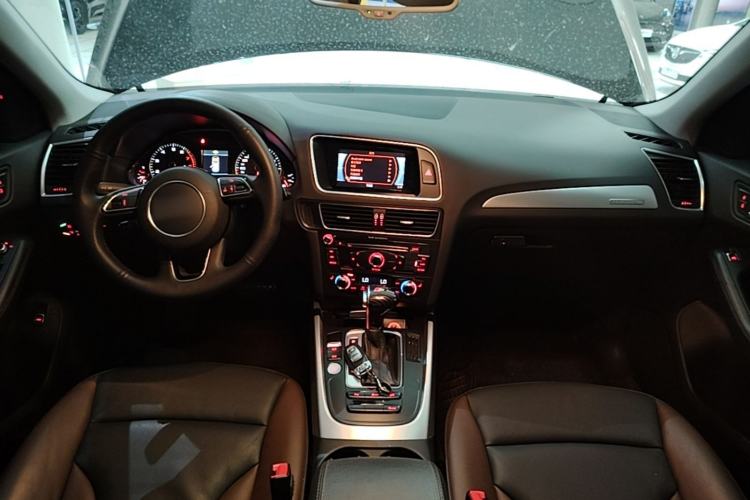 Used Audi Q5 2017 Plus 40 TFSI Technology Model Center Console