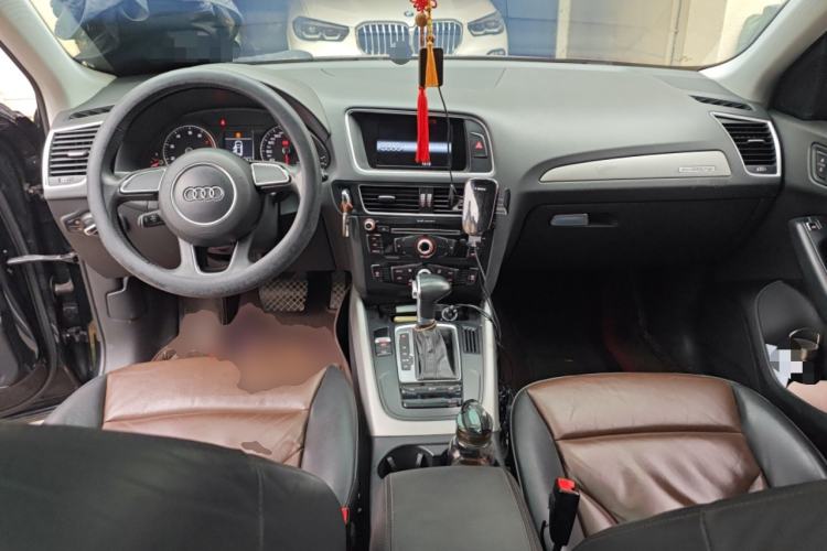 Used Audi Q5 2017 Plus 40 TFSI Ambition Model Center Console