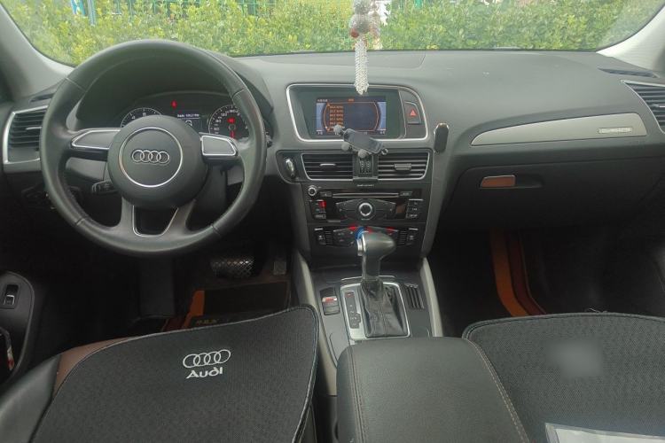 Used Audi Q5 2017 Plus 40 TFSI Ambition Model Center Console