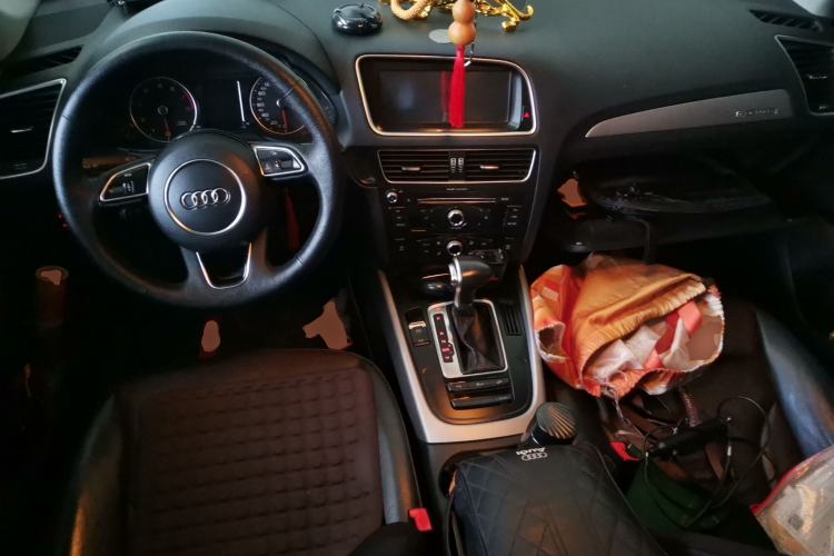 Used Audi Q5 2017 Plus 40 TFSI Ambition Model Center Console