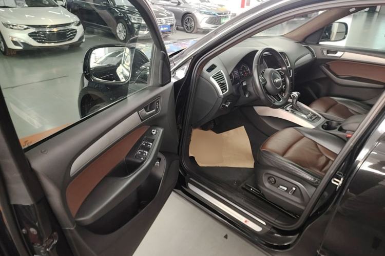 Used Audi Q5 2017 Plus 40 TFSI Ambition Model Driver Seat