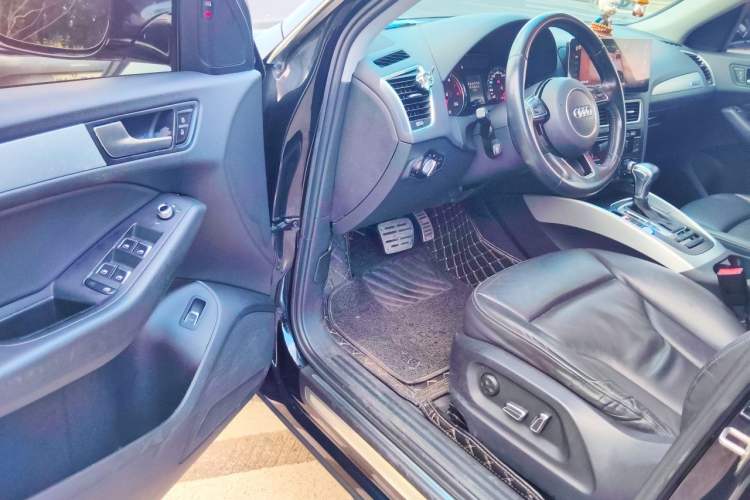 Used Audi Q5 2017 Plus 40 TFSI Ambition Model Driver Seat