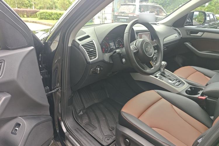 Used Audi Q5 2017 Plus 40 TFSI Ambition Model Driver Seat