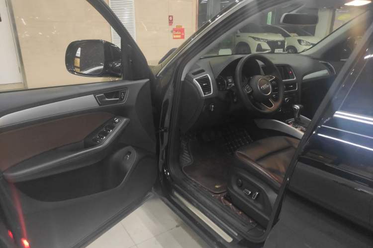 Used Audi Q5 2017 Plus 40 TFSI Comfort Model Driver Seat