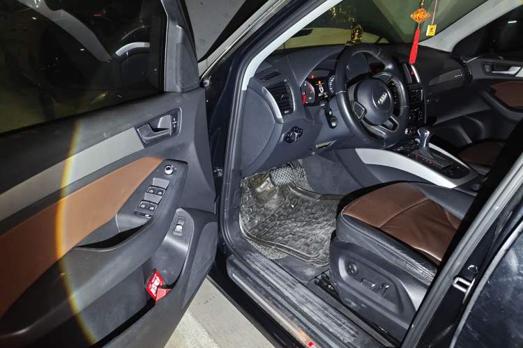 Used Audi Q5 2017 Plus 40 TFSI Ambition Model Driver Seat