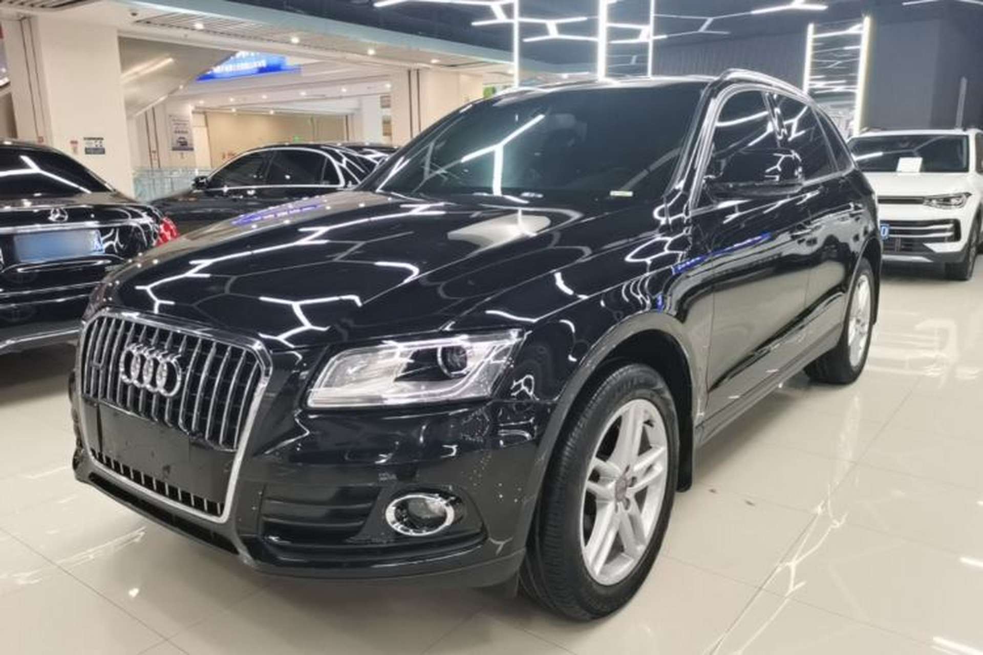 Used Audi Q5 2017 40 TFSI Ambition Edition Front Left 45 Deg