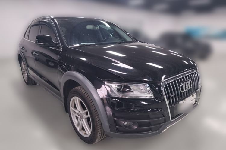 Used Audi Q5 2017 40 TFSI Comfort Model Front Right 45 Deg