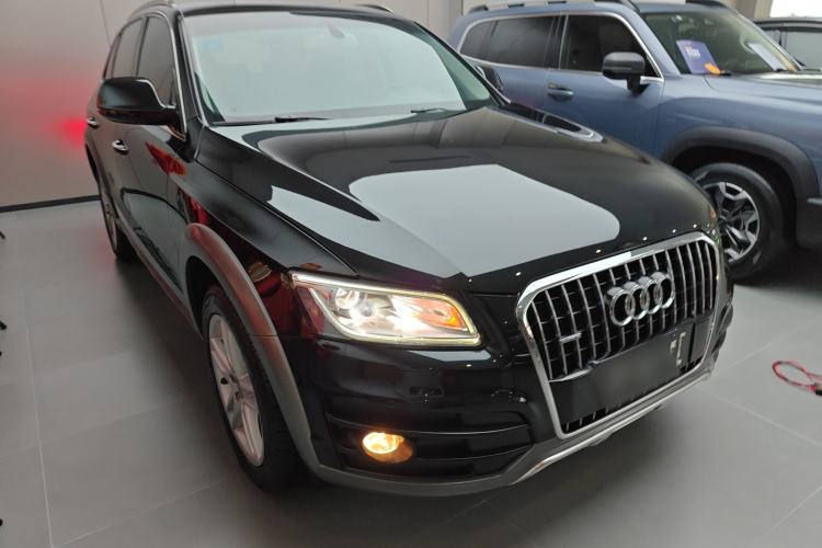 Used Audi Q5 2017 Plus 40 TFSI Technology Model Front Right 45 Deg