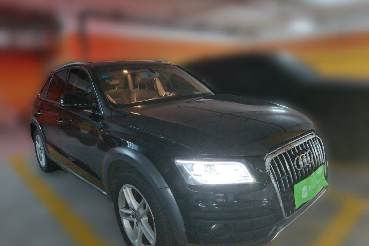 Used Audi Q5 2017 40 TFSI Comfort Model Front Right 45 Deg