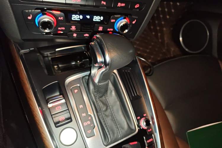 Used Audi Q5 2017 Plus 40 TFSI Comfort Model Gear Lever
