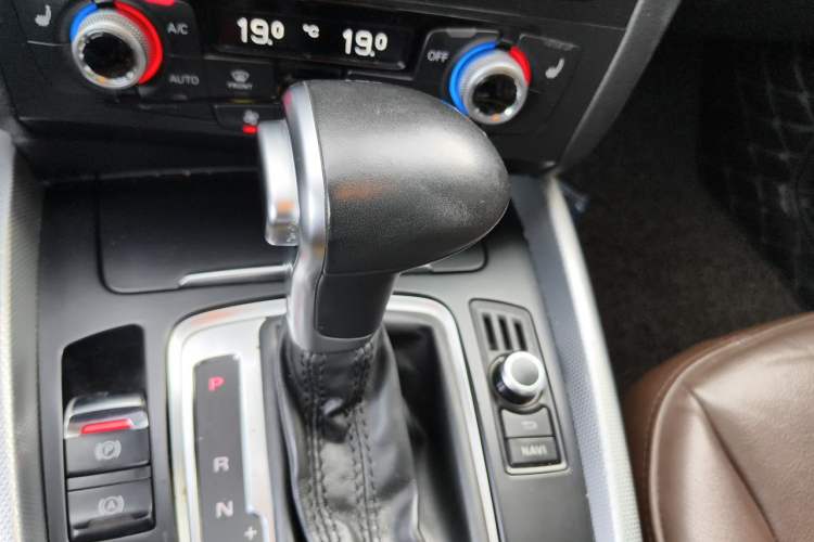 Used Audi Q5 2017 40 TFSI Technology Edition Gear Lever