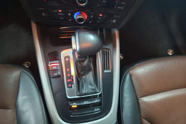 Used Audi Q5 2017 Plus 40 TFSI Ambition Model Gear Lever