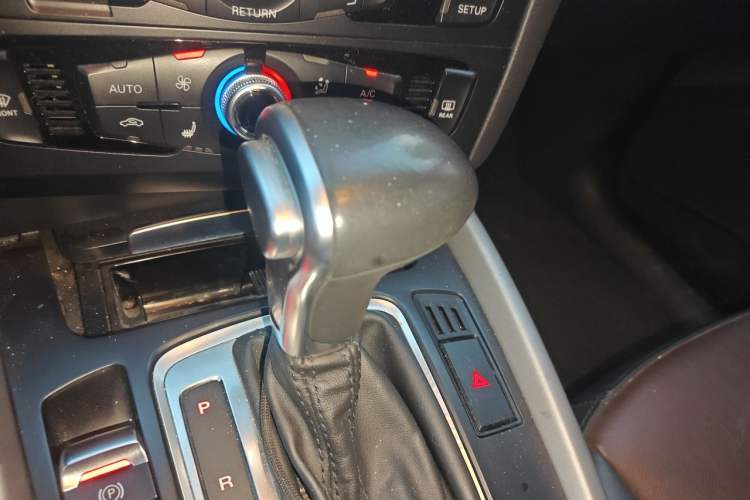 Used Audi Q5 2017 Plus 40 TFSI Ambition Model Gear Lever
